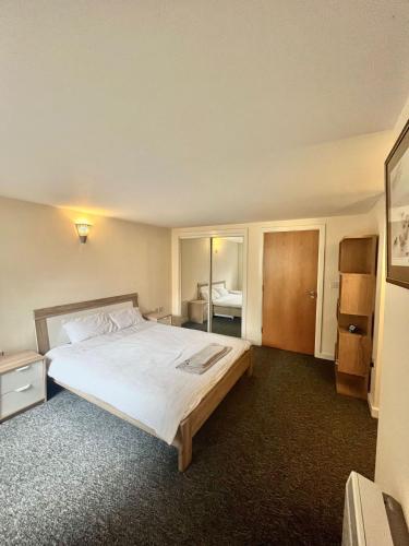 ein Schlafzimmer mit einem großen Bett in einem Zimmer in der Unterkunft Ensuite Private Room in Central Stylish Flat in Leicester