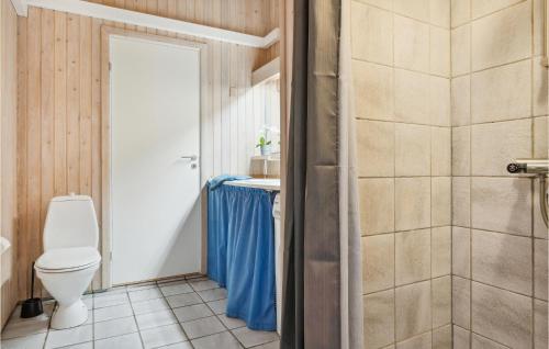 ブロックフスにあるBeach Front Home In Pandrup With Kitchenのバスルーム(トイレ、洗面台付)
