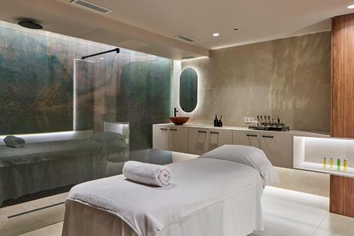Un baño de Universal Grand León & Spa