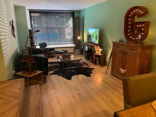 - un salon avec un canapé et une table dans l'établissement Casa Verde Valkenburg, à Fauquemont