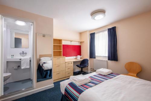 Habitación de hotel con cama y lavabo en Queen Margaret University Residences, en Musselburgh