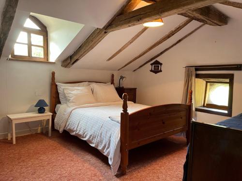 เตียงในห้องที่ Converted medieval chapel gite in Limousin country