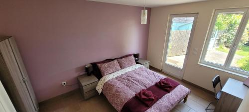 Les Forges的住宿－Les Chails Gite，一间小卧室,配有床和窗户