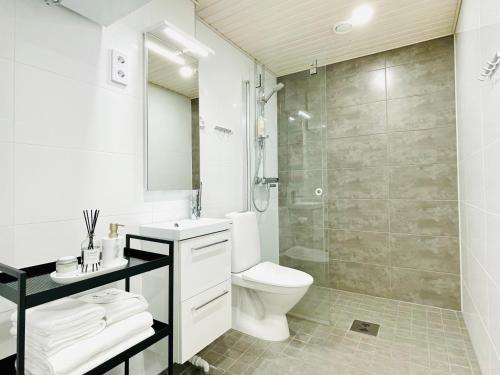 ヘルシンキにあるCozy studio, easy access to Helsinki and near shopping centerのトイレとシャワー付きの白いバスルーム