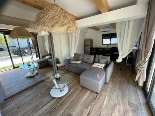 un salon avec un canapé et une table dans l'établissement six fours les plages logement maison, à Six-Fours-les-Plages