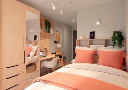 1 dormitorio con cama con almohadas de color naranja y escritorio en Cosy and Chic Private Ensuites at Alma Place in the heart of Belfast, en Belfast