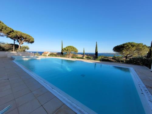 a large swimming pool with a view of the ocean at APPARTEMENT VUE MER 200 M DES PLAGES - DJUMBO in Sainte-Maxime