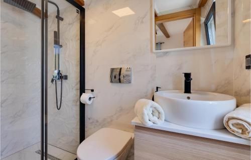 Ένα μπάνιο στο Amazing Home In Sedlarica With Sauna