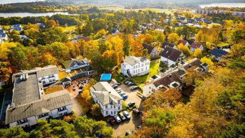 una vista aérea de una casa con patio en Ostseehotel Villen im Park - ein Rovell Hotel, en Bansin