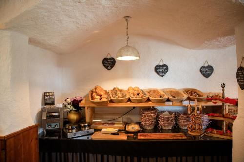 a bakery with a bunch of bread on a shelf at Sieben Zimmer am See in Prien am Chiemsee