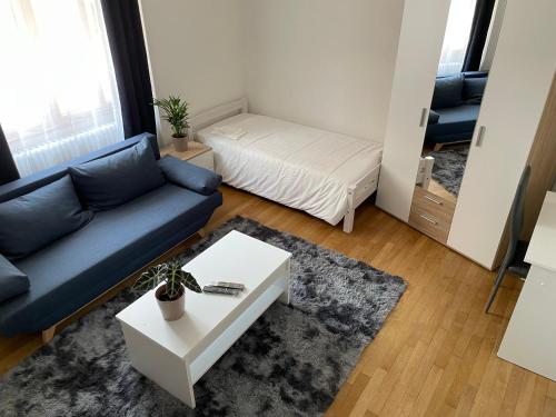 uma sala de estar com um sofá e uma mesa de centro em Chambre privée proche centre et gare 2 em Besançon