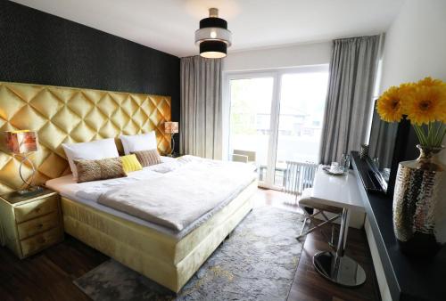 sypialnia z dużym łóżkiem i oknem w obiekcie salinenparc Design Budget Hotel w mieście Erwitte