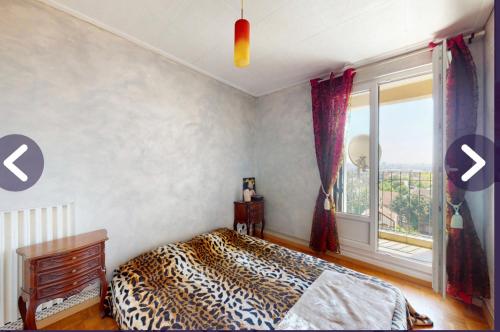 una camera con letto e finestra di Chambre dans appartement chez habitants À côté du Lac et du Casino a Épinay-sur-Seine