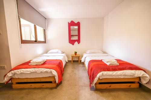 Postel nebo postele na pokoji v ubytování Old Town Guesthouses