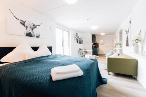 sypialnia z łóżkiem z dwoma ręcznikami w obiekcie New Living City Appartement w mieście Bielefeld