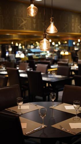 a restaurant with tables and chairs with glasses on them at Slaviero Curitiba Centro in Curitiba
