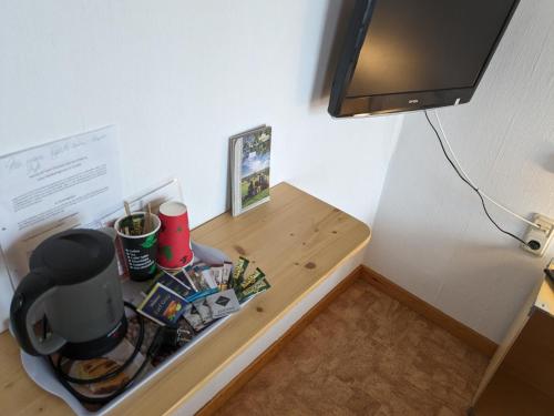 Zimmer mit Tisch und Kaffeemaschine in der Unterkunft Zum Amtsrichter in Hillesheim