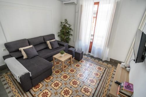 a living room with a couch and a table at Casa de la Alegría in Granada