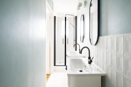 une salle de bain avec un lavabo et un miroir dans l'établissement Pick A Flat's Apartment near Moulin Rouge - Rue Fontaine, à Paris