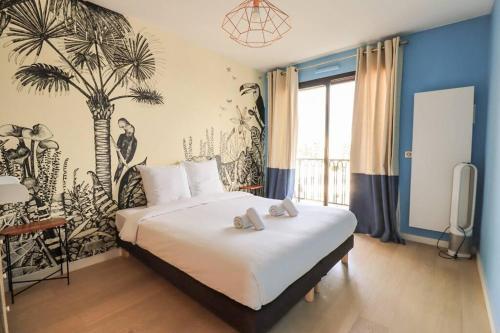 - une chambre avec un grand lit orné d'une fresque murale de palmiers dans l'établissement LuxuriousFlat#VictorHugo#Trocadero#ViewEffeilTower, à Paris