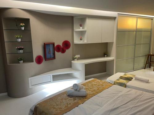 クチンにあるRiverbank Suites 805の大きなベッドとバスルームのある寝室