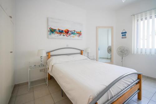 una habitación de hospital con una cama y un cuadro en la pared en Resitour - Tala Hills, en Tala