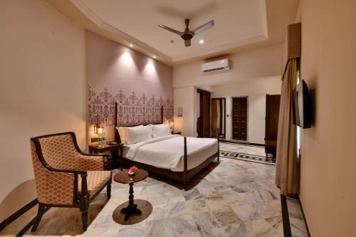The Fern Bambora Fort, Bambora, Udaipur : غرفه فندقيه بسرير وكرسي