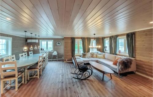 un soggiorno e una sala da pranzo con divano e tavolo di Gorgeous Home In Norheimsund With Kitchen a Norheimsund