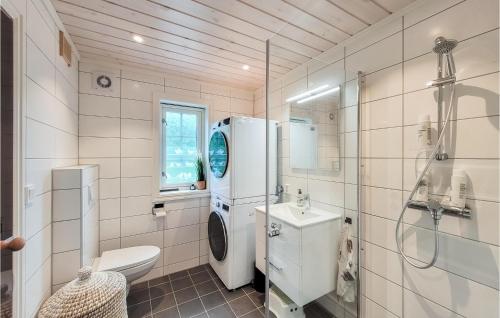 a bathroom with a toilet and a sink and a shower at Beautiful Home In Norheimsund With Jacuzzi, Wifi And 5 Bedrooms in Norheimsund