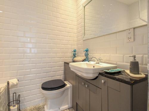 bagno con servizi igienici e lavandino di The Cottage a Weymouth