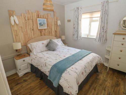 a small bedroom with a bed and a window at The Donkey Den in Sidmouth