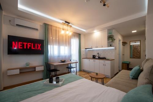 een hotelkamer met een bed en een keuken bij Lux Apartman Kovačević in Jagodina