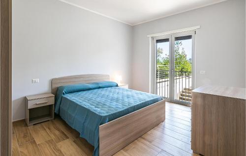 1 dormitorio con 1 cama y balcón en Beautiful Apartment In Casalvelino With Outdoor Swimming Pool, en Casal Velino