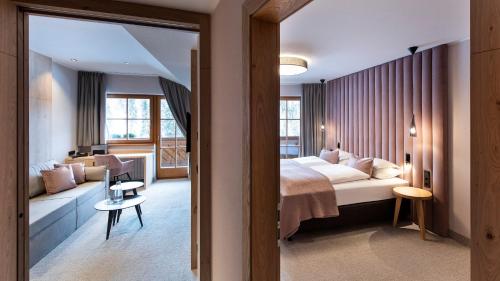 Una cama o camas en una habitación de Hotel Sonnalp