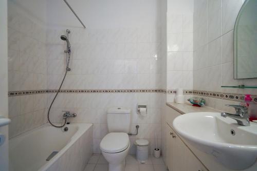 ein Badezimmer mit einem WC, einem Waschbecken und einer Badewanne in der Unterkunft Resitour - Tala Hills in Tala