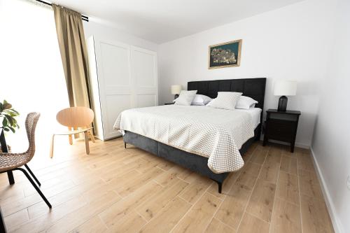 - une chambre avec un lit, une table et une chaise dans l'établissement Apartman Zrno Soli, à Zadar