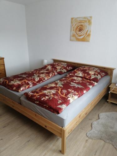 a bed in the corner of a room at Ruhige Ferienwohnung am Waldrand. in Wildflecken