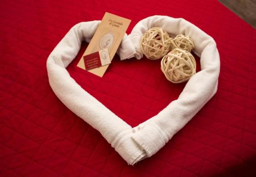 a heart made out of yarn and knots on a bed at La Locanda Di Giada in Pisa
