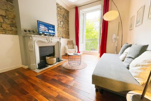 un salon avec un canapé et une cheminée dans l'établissement #G3 The authentic T2 downtown Balcony tramway, à Grenoble