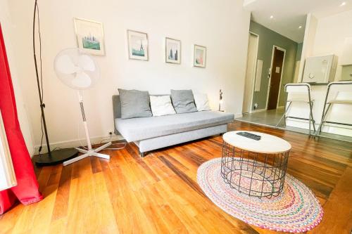 un salon avec un canapé et une table dans l'établissement #G3 The authentic T2 downtown Balcony tramway, à Grenoble