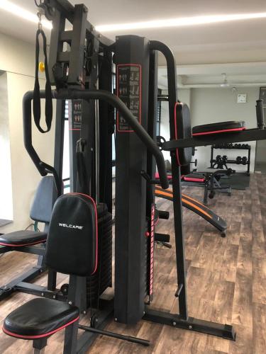 Das Fitnesscenter und/oder die Fitnesseinrichtungen in der Unterkunft Palm Suite With Sky Terrace on 11th floor Fortune Serenity