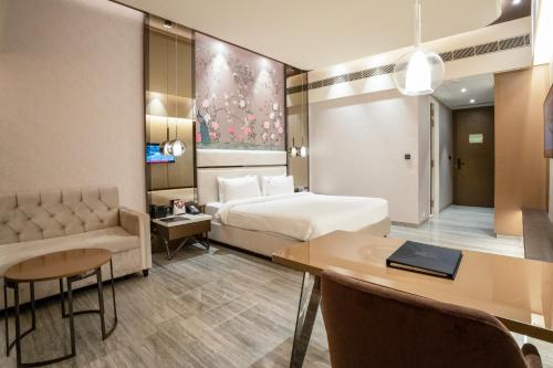 Ein Bett oder Betten in einem Zimmer der Unterkunft Seven Eleven Hotels and Club