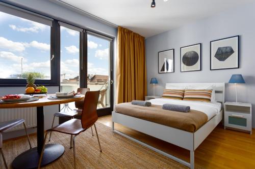 um quarto com uma cama e uma mesa com uma sala de jantar em Paulay65 Budapest em Budapeste