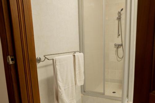 Bilik mandi di Esther's Hotel