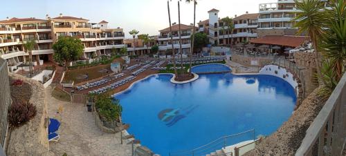 uma vista superior de uma piscina num resort em Las Meninas Tenerife em San Miguel de Abona