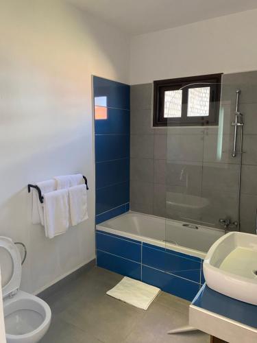 Koupelna v ubytování Hôtel Restaurant LE COMBAVA