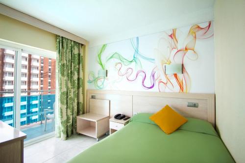 Postel nebo postele na pokoji v ubytování Hotel Servigroup Calypso