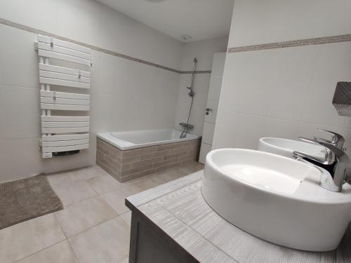 Bilik mandi di Gite Mer et plage, 150m from the beach, Stereden Ar Mor