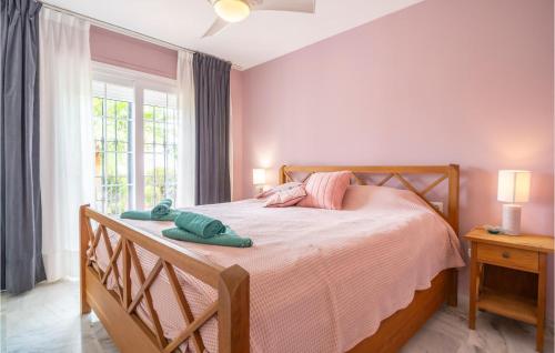 een slaapkamer met een bed met een teddybeer erop bij Stunning Home In Estepona With Kitchen 