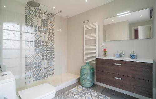 bagno con lavandino, servizi igienici e specchio di Stunning Home In Estepona With Kitchen 